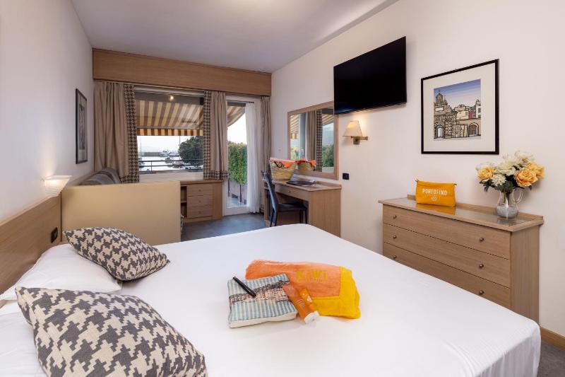 Quadruple Room with Sea View image 4