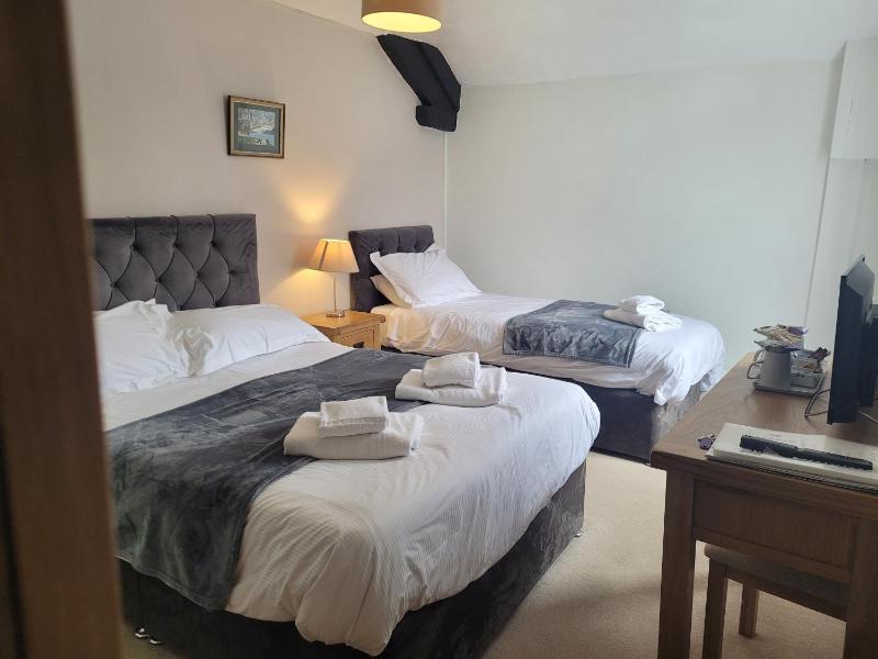 Family Room (2 Adults + 1 Child) image 1