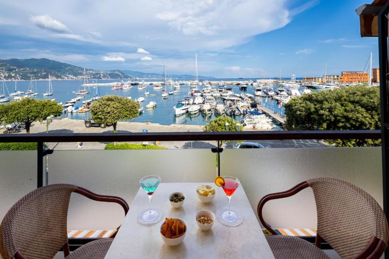Quadruple Room with Sea View image 3