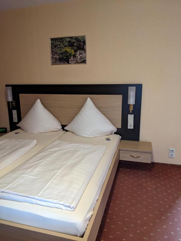 Standard Double Room image 3