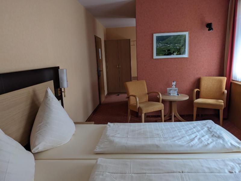 Large Double Room image 1