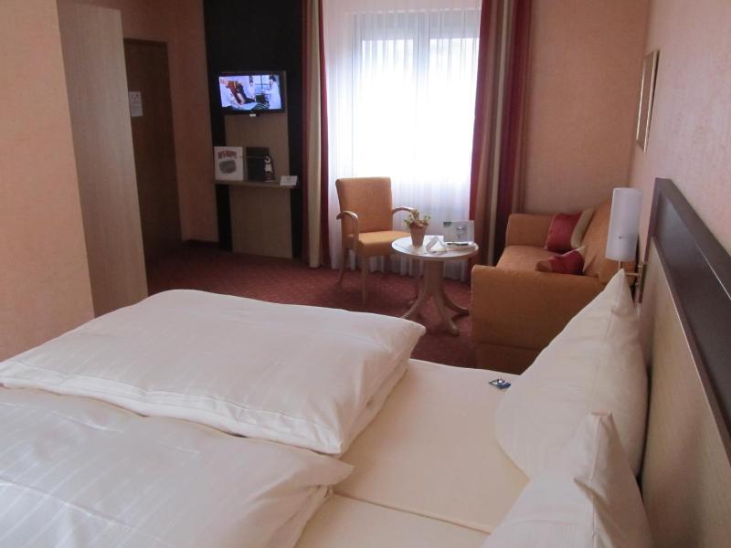Large Double Room image 4
