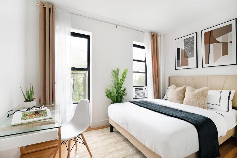 444-3F Newly renovated 1BR in Hell's Kitchen - image 2