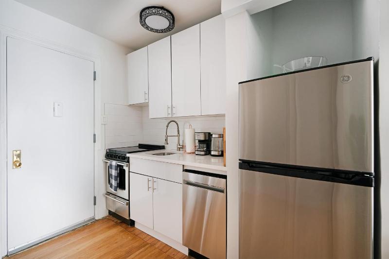 444-3F Newly renovated 1BR in Hell's Kitchen - image 4