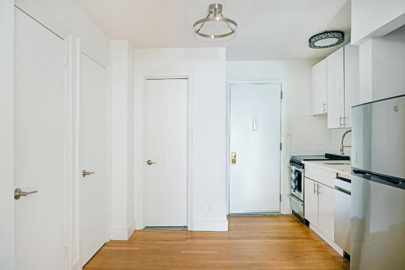 444-3F Newly renovated 1BR in Hell's Kitchen - image 10