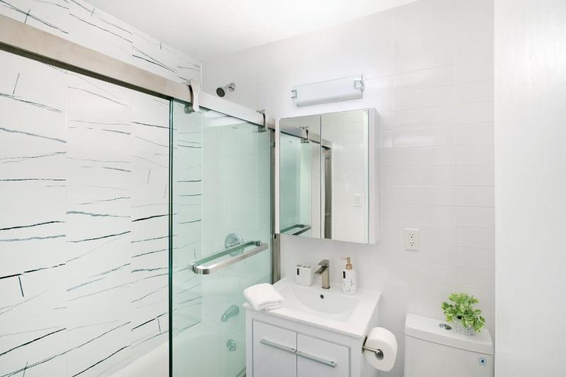 444-3F Newly renovated 1BR in Hell's Kitchen - image 9