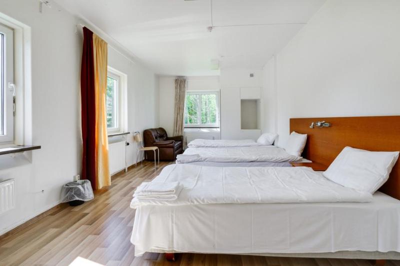 Double Room Shared Bathroom - Annex (access to kitchen) image 3