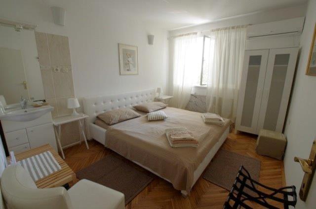 One-Bedroom Apartment image 4