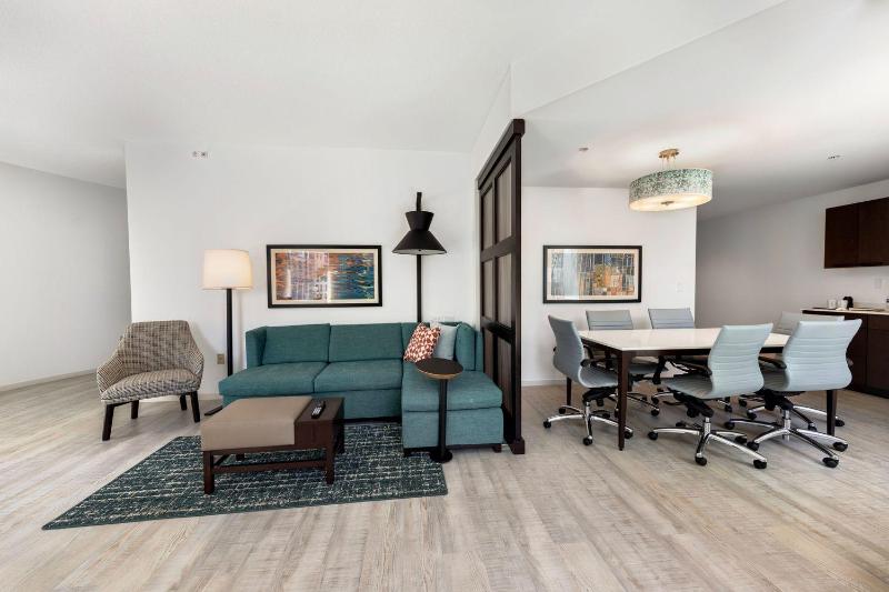 One-Bedroom King Suite with Sofa Bed image 3