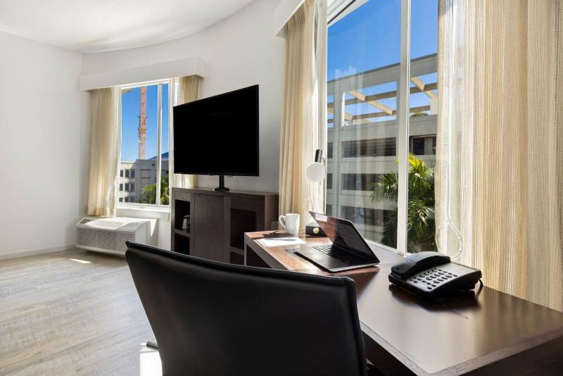 One-Bedroom King Suite with Sofa Bed image 2