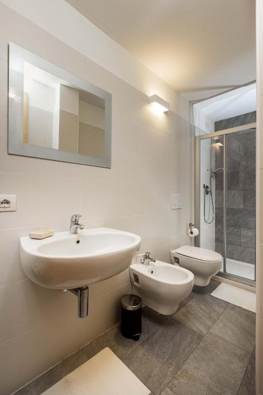 Double Room with Private Bathroom and Shower image 4
