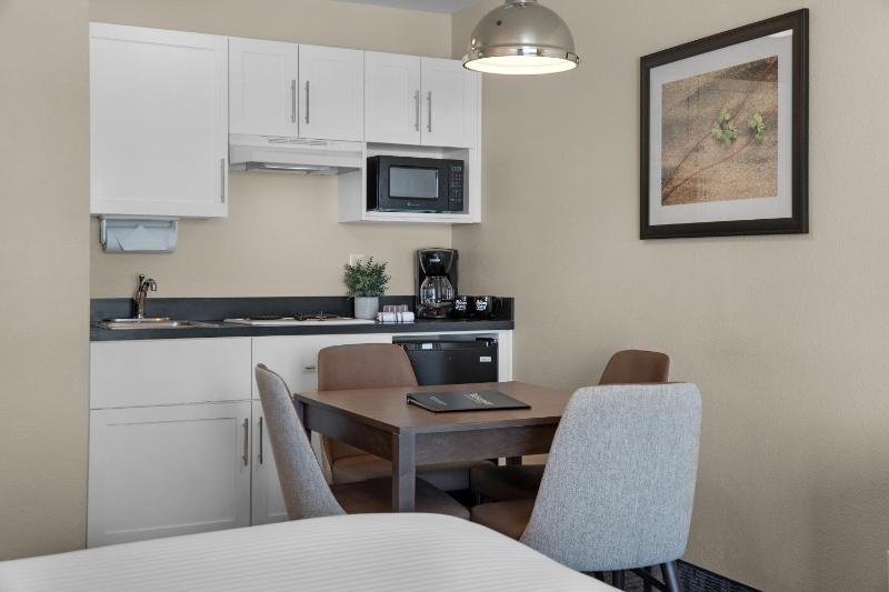 Pelican Shores Inn - image 15