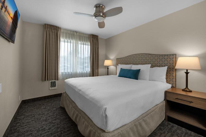 Pelican Shores Inn - image 21
