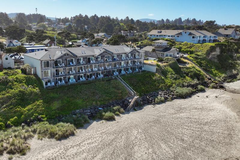 Pelican Shores Inn - image 4