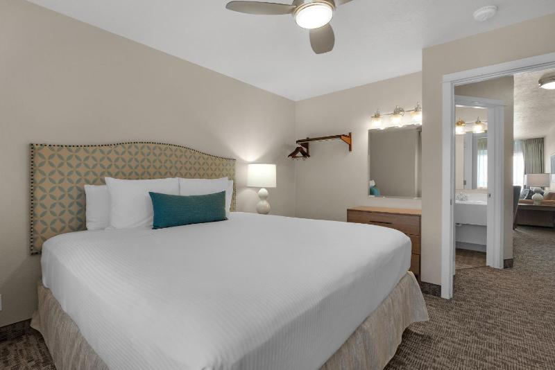 Pelican Shores Inn - image 29