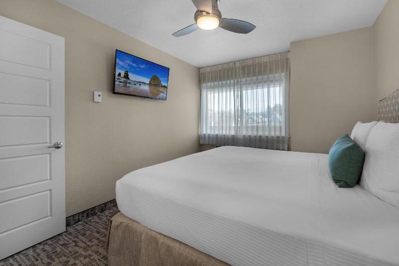 Pelican Shores Inn - image 19