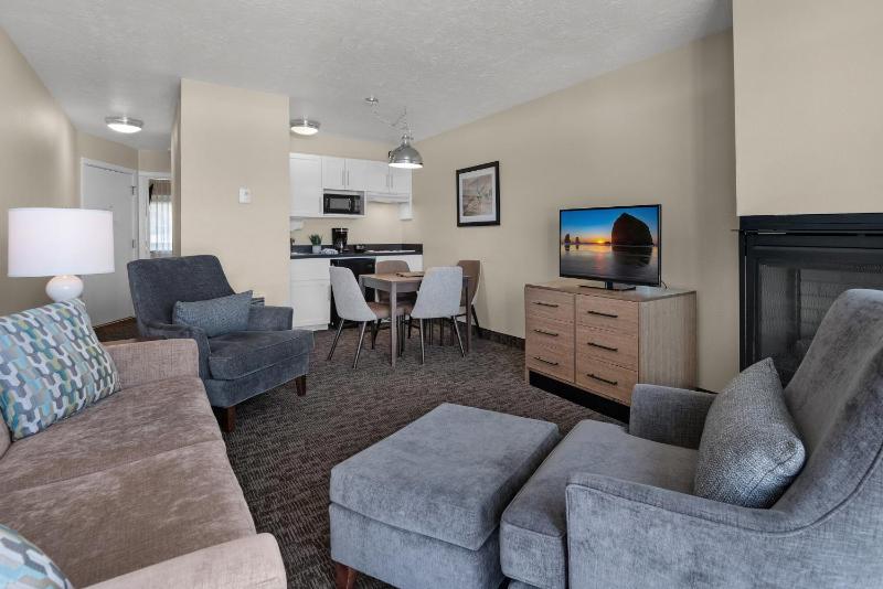 Pelican Shores Inn - image 31