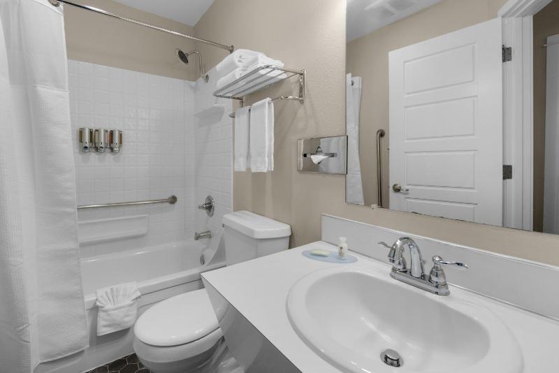 Pelican Shores Inn - image 17