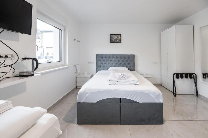 Rooms by StayStay I 24 Hours Check-In - image 1