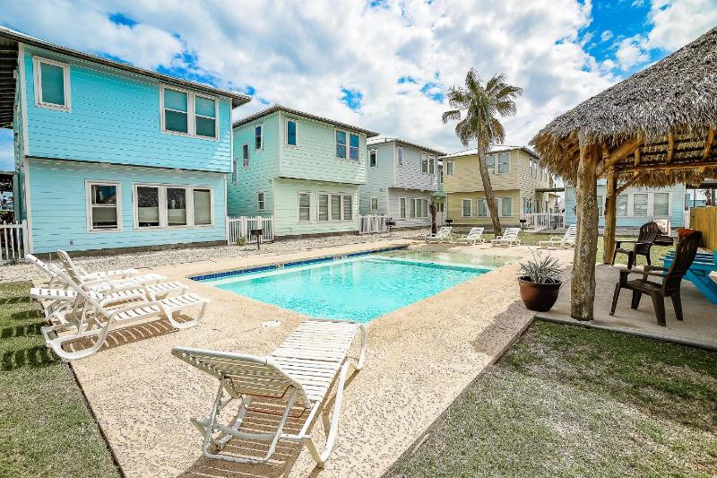 My Island Time Cottage- In town and overlooking the pool! - image 35