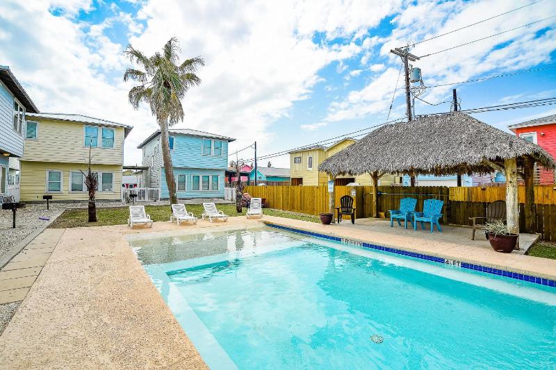 My Island Time Cottage- In town and overlooking the pool! - image 23