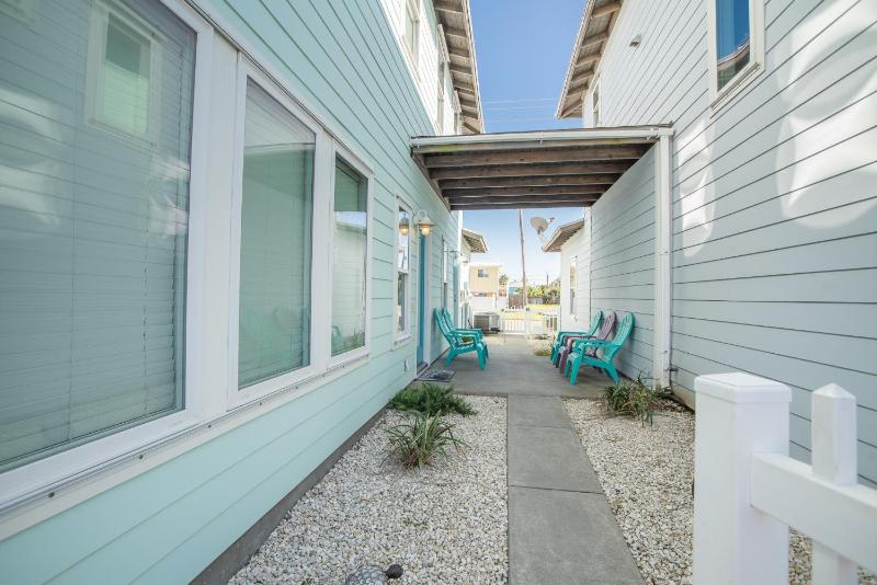 My Island Time Cottage- In town and overlooking the pool! - image 33