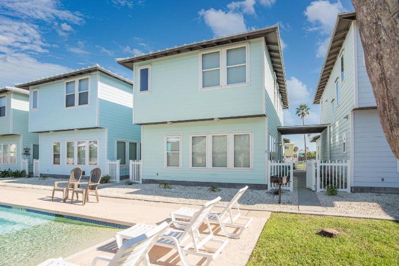My Island Time Cottage- In town and overlooking the pool! - image 36