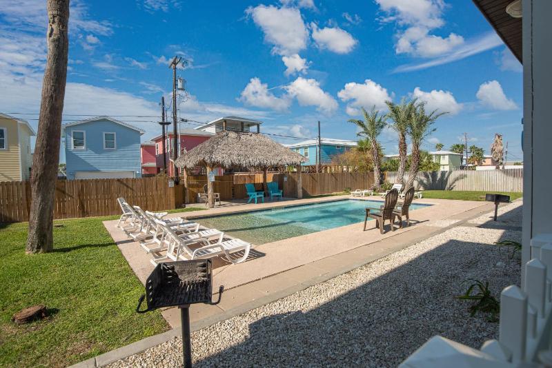 My Island Time Cottage- In town and overlooking the pool! - image 15