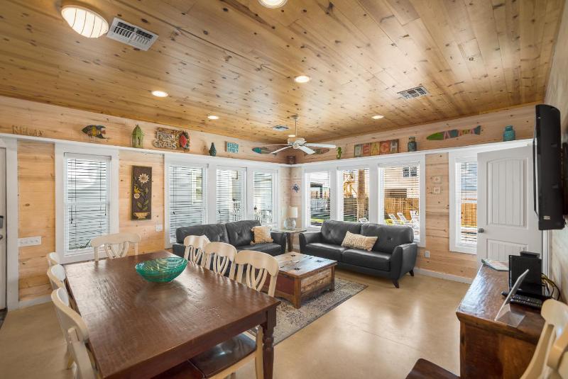 My Island Time Cottage- In town and overlooking the pool! - image 30