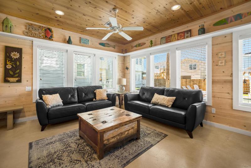 My Island Time Cottage- In town and overlooking the pool! - image 16