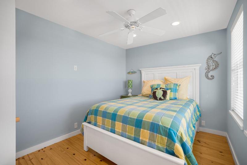 My Island Time Cottage- In town and overlooking the pool! - image 17