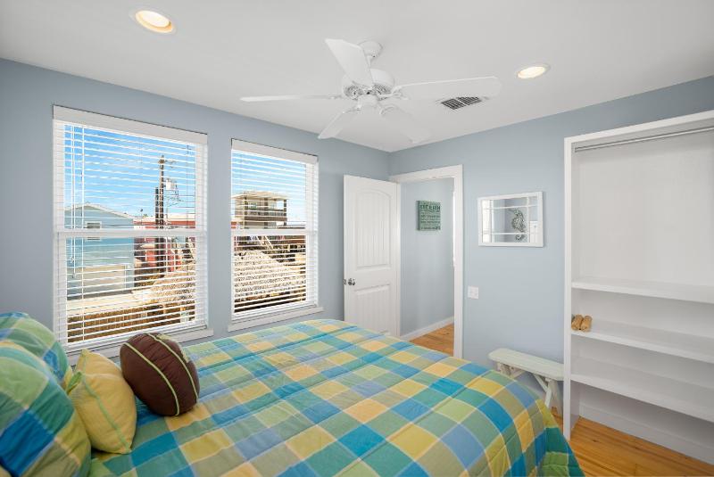 My Island Time Cottage- In town and overlooking the pool! - image 32