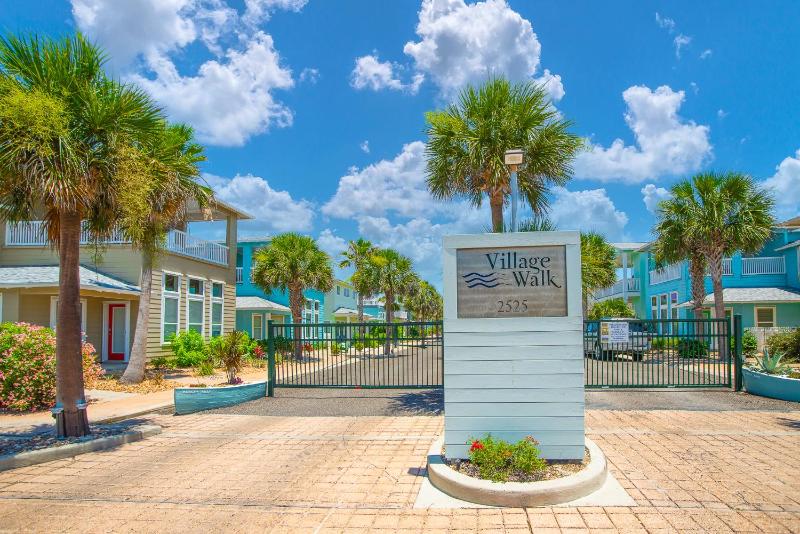 Sandy Craic- Elevator! Overlooking Community Pool! - image 8