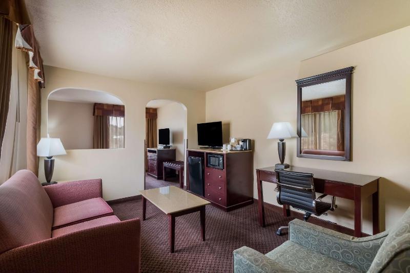 King Suite with Sofa Bed - Non-Smoking image 3