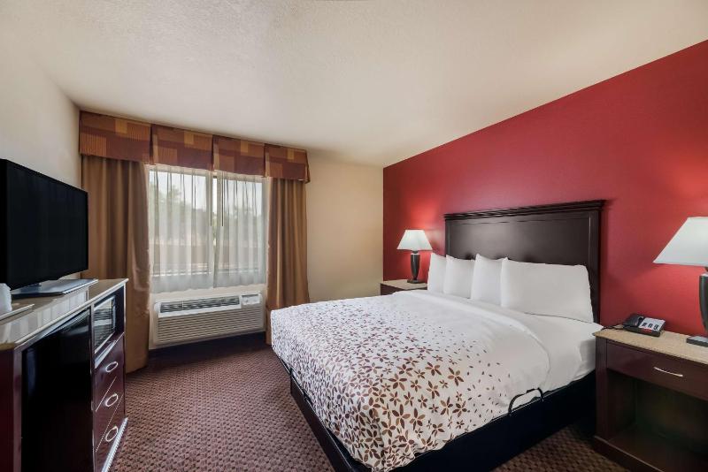 Queen Room with Roll-In Shower - Disability Access/Non-Smoking image 1