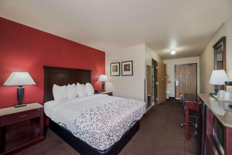 Queen Room with Roll-In Shower - Disability Access/Non-Smoking image 4