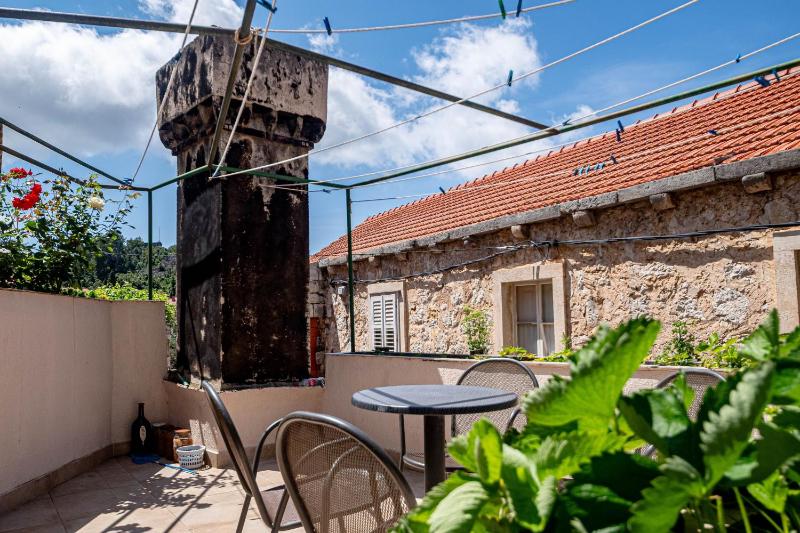 Triple Room with Terrace image 2