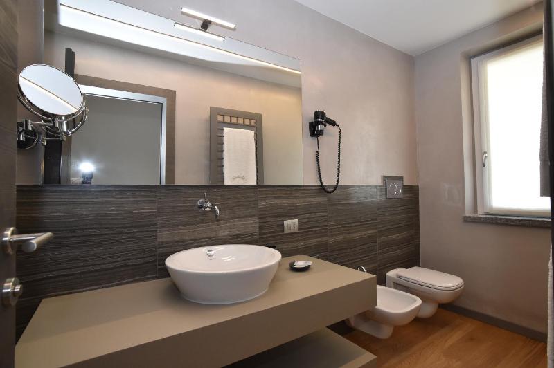 Deluxe Double or Twin Room image 3