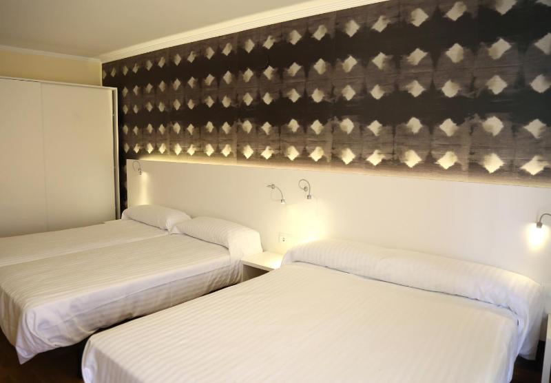 Quadruple Room with Private Bathroom image 3