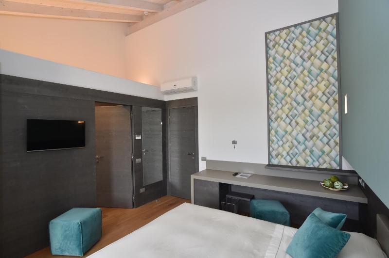 Deluxe Double or Twin Room image 4