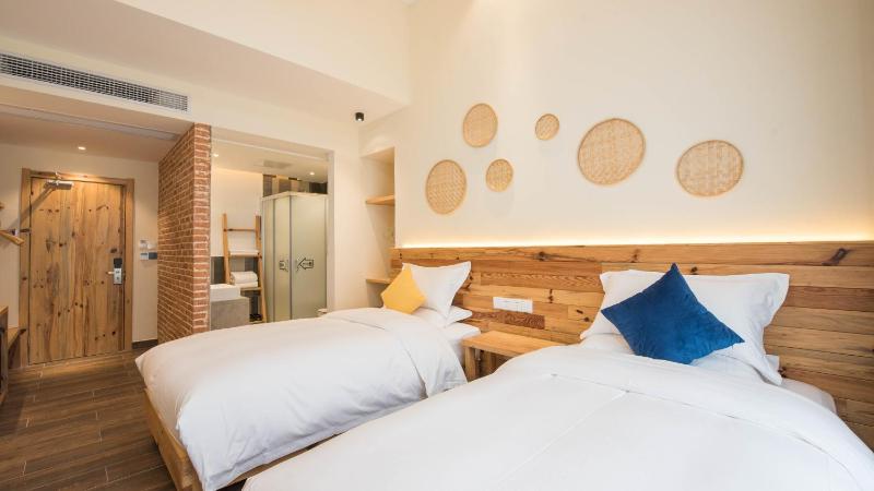 Deluxe Twin Room image 3