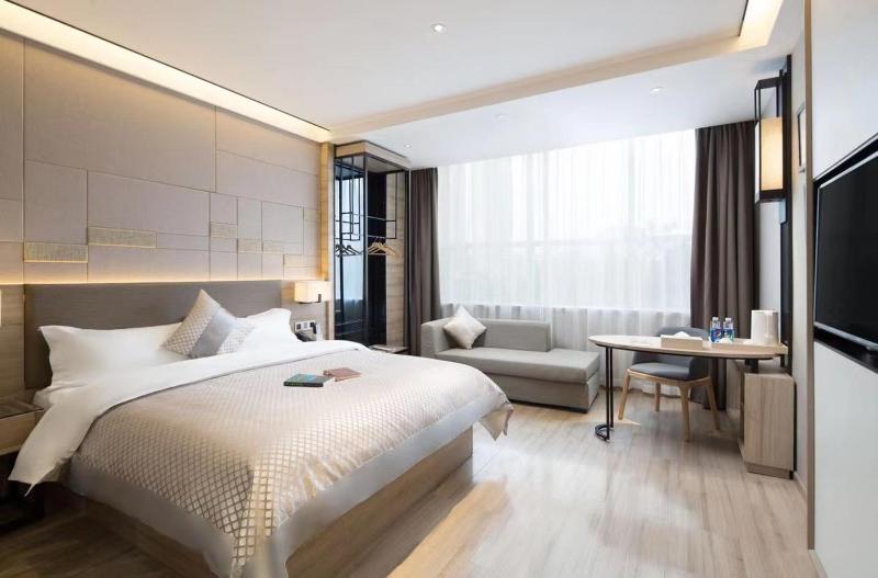 Deluxe Double Room image 2