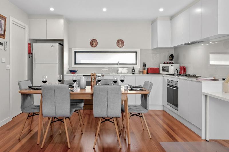 StayCentral - Thornbury Entertainer Townhouse - image 13
