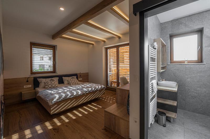 Standard Queen Room image 4