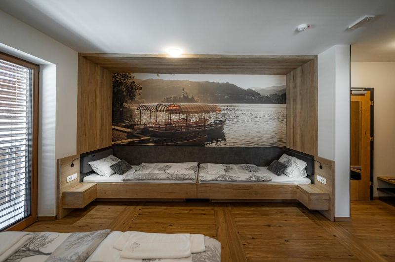 Quadruple Room with Balcony image 4