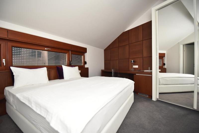 Deluxe Double Room image 2