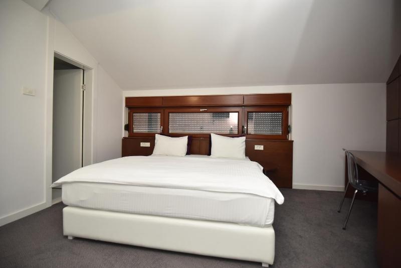 Deluxe Double Room image 3