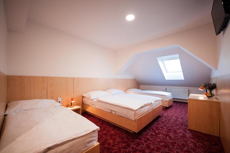 Economy Quadruple Room image 4