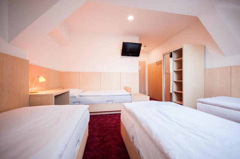 Economy Quadruple Room image 3