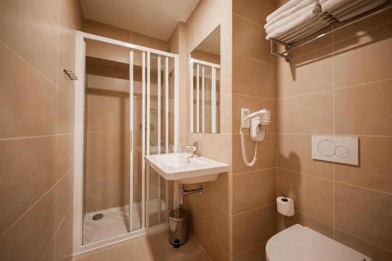 Economy Triple Room image 2